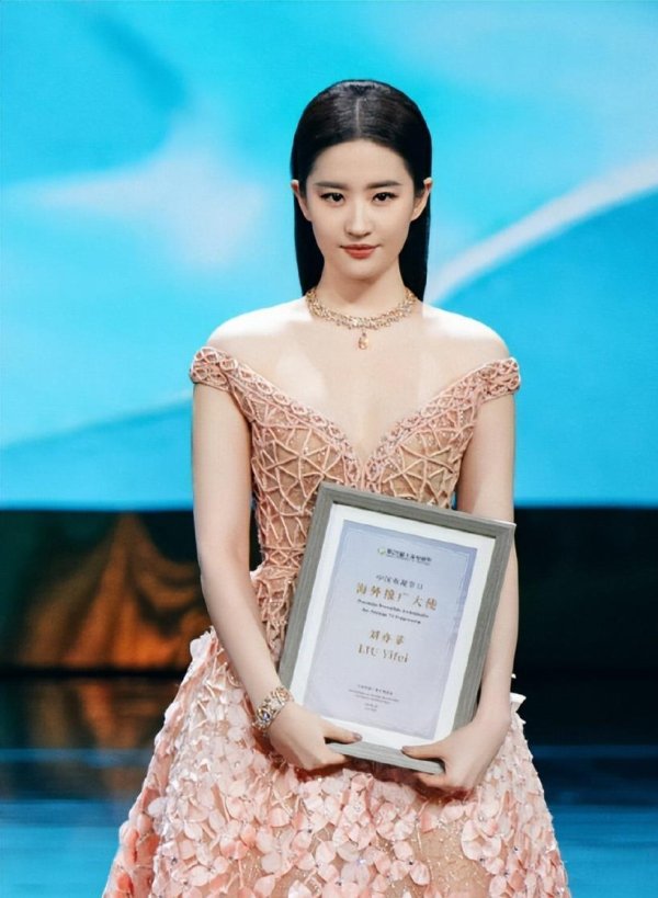 九游体育app官网桌面上孤零零放着一支黄色玫瑰-九游「中国体育」娱乐 官方网站 登录入口