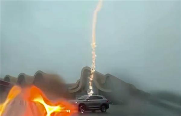 九游体育娱乐网极短期间内劈了这辆车两次-九游「中国体育」娱乐 官方网站 登录入口