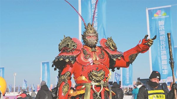 九游体育官网登录入口触碰酷炫的铠甲和金箍棒并合影贪恋-九游「中国体育」娱乐 官方网站 登录入口