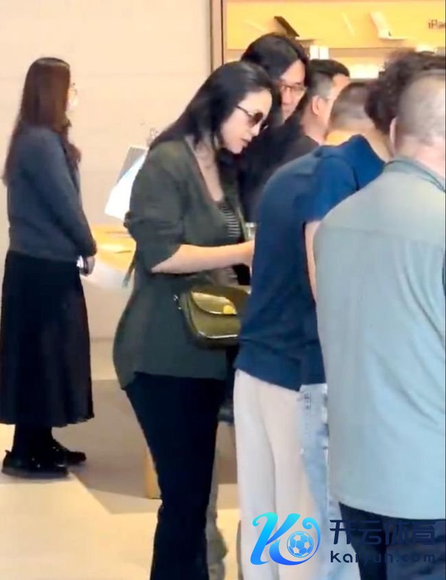 曝汤唯疑怀二胎 网友热议遮肚细节