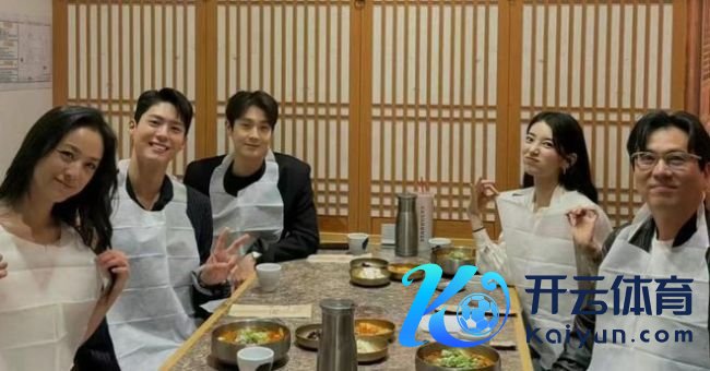 曝汤唯疑怀二胎 网友热议遮肚细节